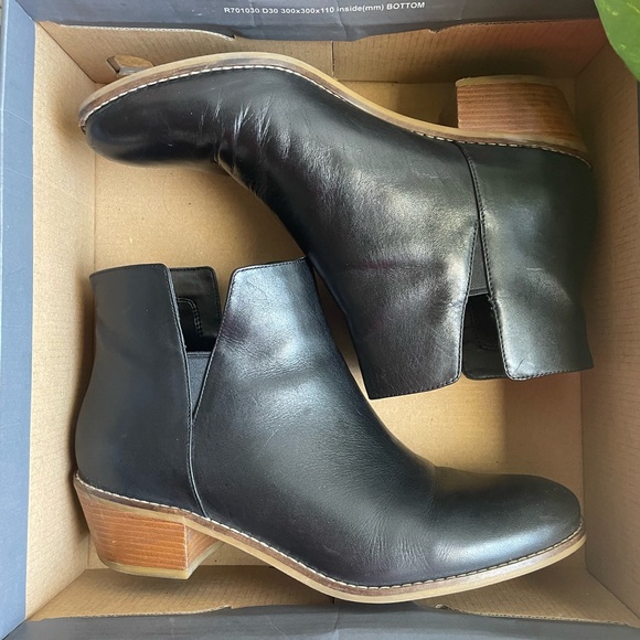 Cole Haan Abott Women’s Size 10 Black Leather Comfortable Chic Versatile Booties - Picture 2 of 16